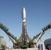 РН «Союз-СТ-Б» на стартовой площадке в окружении элементов мобильной башни